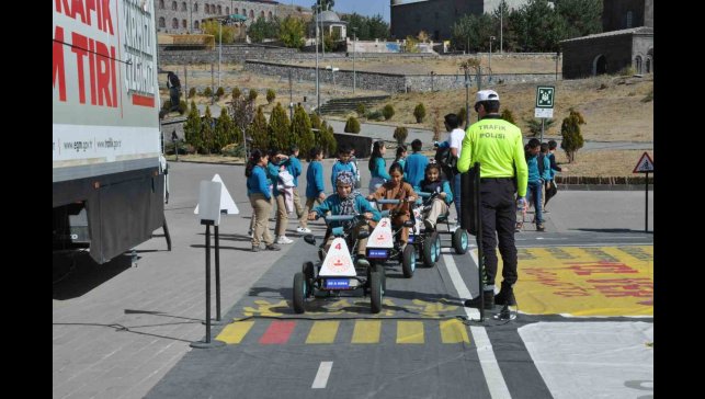 Mobil trafik eğitim tırı Kars'ta