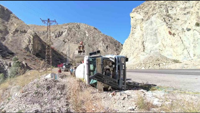 Erzurum-Artvin karayolunda kaza: Beton mikseri devrildi
