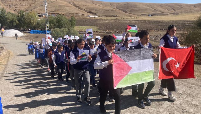 Kars'ın kırsal köyünde ilkokul öğrencilerinden Filistin'e destek yürüyüşü