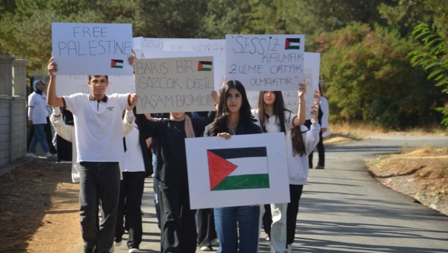 Muş'ta lise öğrencileri düzenledikleri yürüyüşle İsrail'e tepki gösterdi