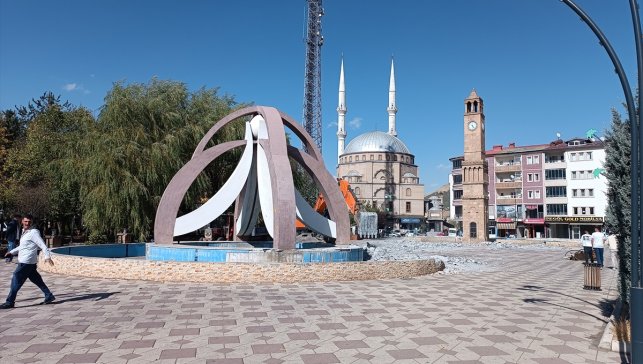 Güroymak'ta kent meydanında yenileme çalışmaları başlatıldı