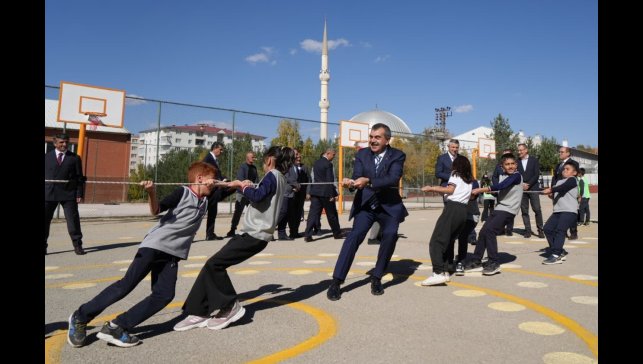Milli Eğitim Bakanı Tekin, çocukların ip çekme yarışına katıldı, onlarla yakan top oynadı