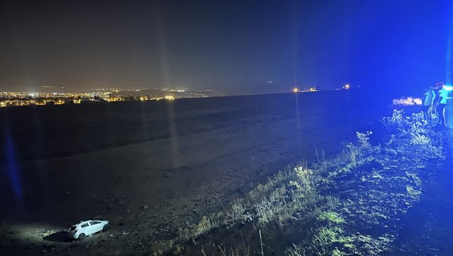 Erzurum'da şarampole yuvarlanan otomobildeki 2 kişi yaralandı