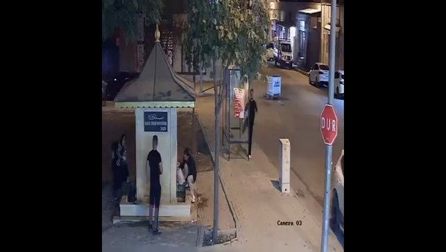 Tekmeyle otobüs durağının camını kırdı