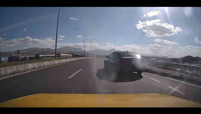 Erzurum-Artvin karayolunda tehlikeli anlar: Kontrolsüz şekilde ana yola çıkan araç kazaya neden oluyordu