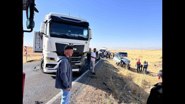 Bulanık'ta otomobil ile tır çarpıştı: 1 yaralı