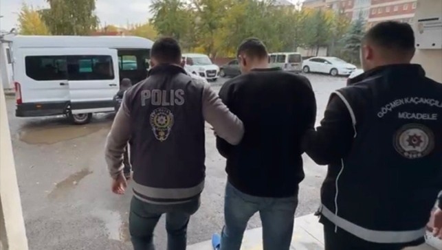 Ağrı'da göçmen kaçakçılığı iddiasıyla 3 şüpheli tutuklandı