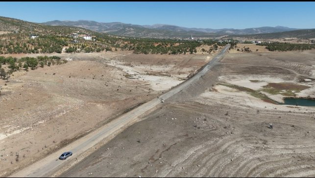 Gülbahar Barajı kuruma noktasına geldi: Eski yol gün ortaya çıktı
