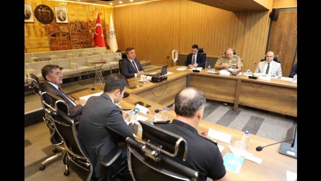 Bakan Yerlikaya ve Uraloğlu, valilerle VKS üzerinden toplantı yaptı