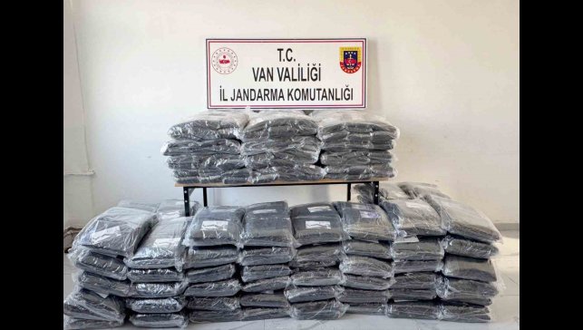 Başkale'de gümrük kaçağı malzemeler ele geçirildi