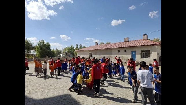 Hamur'da Damla Gönüllülük Hareketi projesi gençlerle buluştu