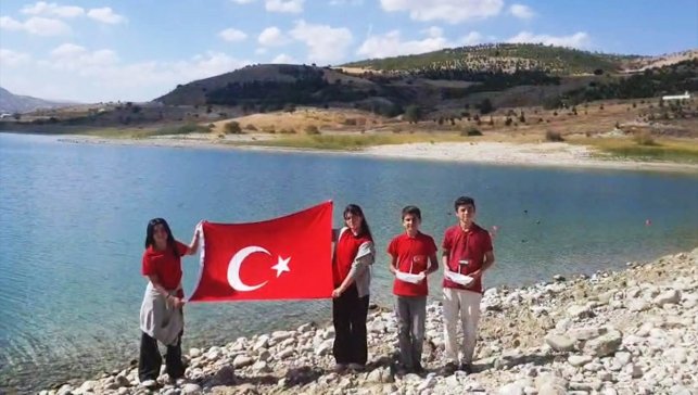 Elazığ'da öğrenciler Küresel Sumud Filosu'na destek için kağıttan gemileri suya bıraktı