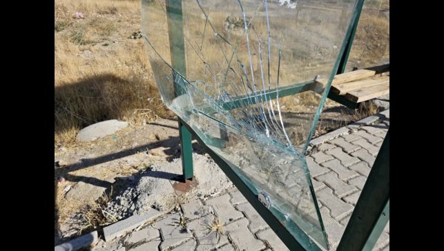 Elazığ'da şehir magandaları durağın camlarını kırdı
