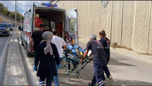 Otomobil aydınlatma direğine çarptı: 3 yaralı