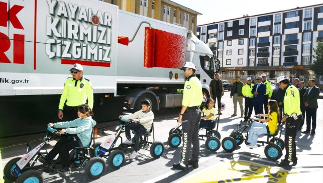 Ardahan'da çocuklar mobil eğitim tırında trafik kuralları hakkında bilgilendirildi