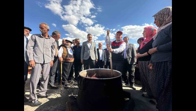 Elazığ'da Vali Hatipoğlu orcik yaptı, kadınlardan "Öyle karıştırılmaz" itirazı geldi