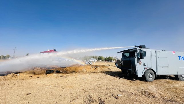 Malazgirt'te saman yığınında çıkan yangın TOMA müdahalesiyle söndürüldü