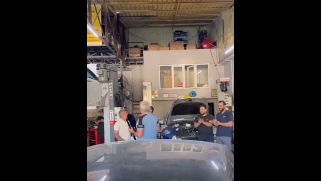 Elazığ Oto Sanayisi'nde renkli anlar: Davul zurnayla aracını teslim aldı