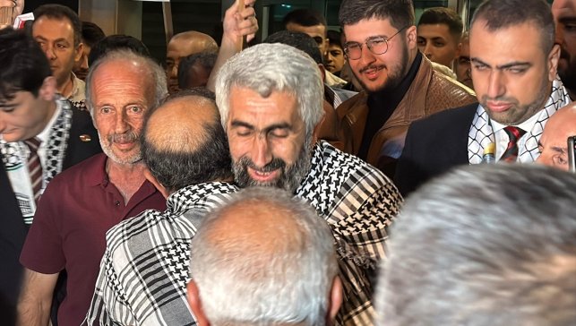 İsrail'in alıkoyduğu Küresel Sumud Filosu aktivistlerinden emekli öğretmen Akılotu, memleketi Elazığ'a döndü