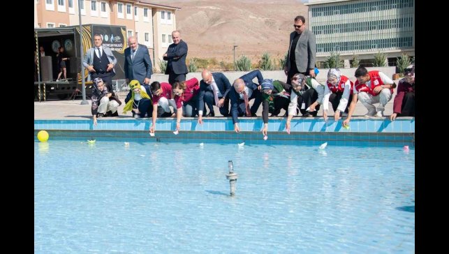 Öğrenciler hazırladıkları gemileri Filistin'e destek amaçlı havuza bıraktı
