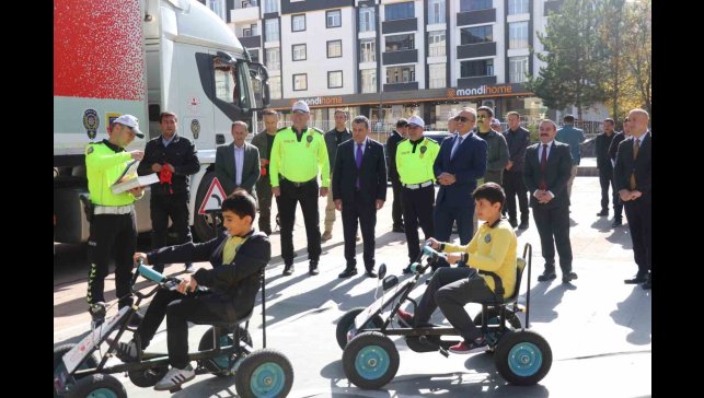 Ardahan'da Mobil Eğitim TIR'ında ilkokul öğrencilerine eğitim