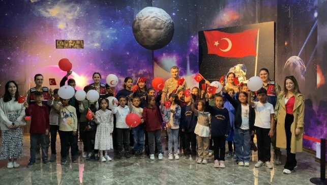 Muş'ta jandarmadan çocuklara yönelik müze gezisi ve sinema etkinliği