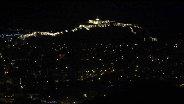 Van'da büyüleyici anlar: Güneşin batışıyla birlikte şehir merkezinde yanan ışıklar, ortaya eşsiz bir manzara çıkardı