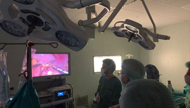 Malatya'da böbrek üstü bezi tümörü canlı yayınlanan ameliyatla alındı