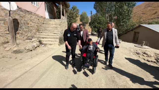 Sınır köyündeki iki özel çocuğun yüzü hasta yatağı ve akülü sandalyeyle güldü