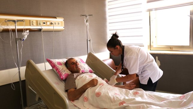 Karnındaki 4 kilogramlık kitleden ameliyatla kurtuldu