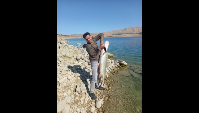 Elazığ'da amatör balıkçı 22 kiloluk turna yakaladı