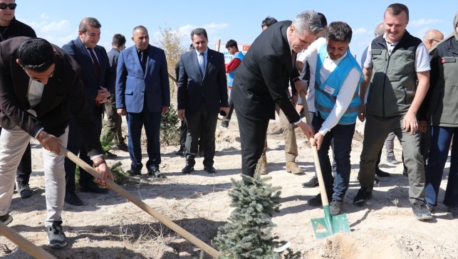 Ağrı'da yükümlüler hayatlarında yeni bir başlangıcın simgesi olarak fidan dikti