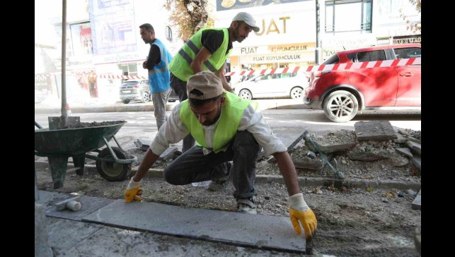 Cumhuriyet Caddesi'nde kaldırımlar yenileniyor