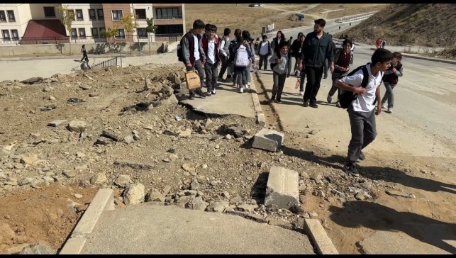 Yüksekova'da doğalgaz çalışmaları tamamlanmadı, kazılan yollar öylece kaldı