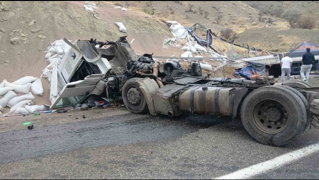 Bingöl'de tır devrildi: 1 yaralı