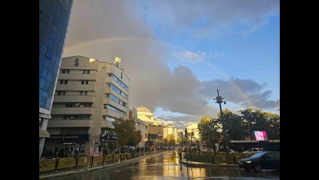 Elazığ'da gökkuşağı görsel şölen sundu