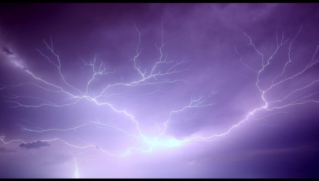 Erzincan'da geceyi aydınlatan şimşek ve yıldırımlar kamerada