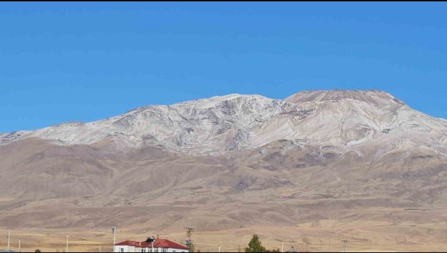 Süphan Dağı beyaza büründü