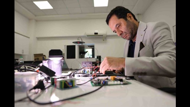 Türk profesörden milli yenilik: Işığı dalga boylarına ayıran cihaz dünya pazarında