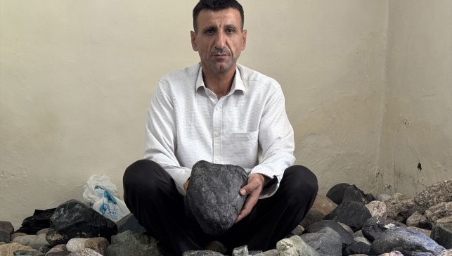 Elazığlı çiftçi meteor olduğunu düşündüğü yüzlerce taşı evinin bir odasında biriktirdi