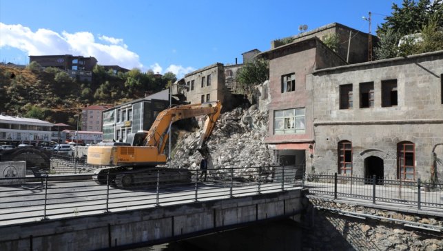 Bitlis'te tehlike oluşturan metruk bina yıkıldı