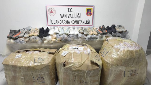 Van'da gümrük kaçağı malzemeler ele geçirildi