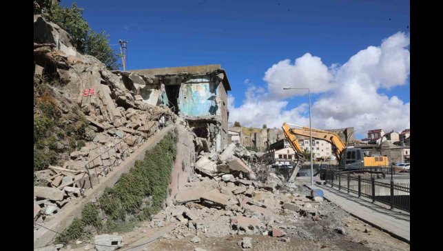Bitlis'te metruk binalar yıkılıyor