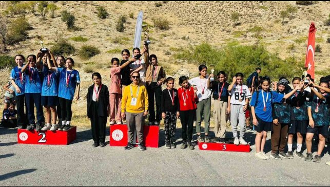 Hakkari'de Okul Sporları Kros Yarışları yapıldı
