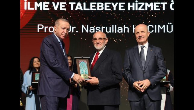 Prof. Dr. Nasrullah Hacımüftüoğlu'na özel ödül