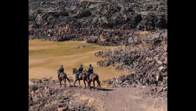 Tarihi Zeyn Kalesi'nin eteklerinde atlı jandarma devriyesi