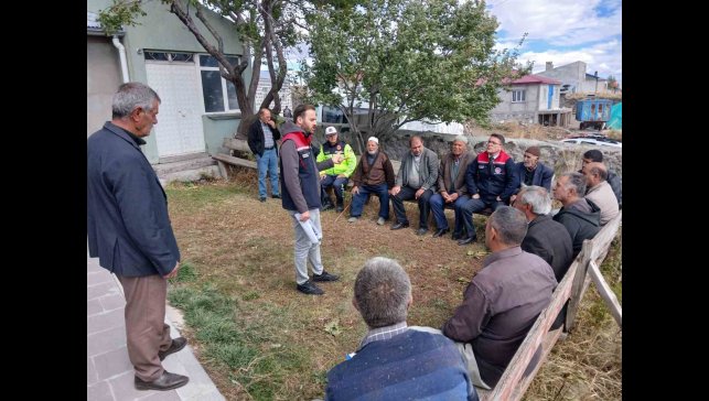 Kars'ta çiftçiler kuraklık, iklim değişikliği ve genel tarım sayımı hakkında bilgilendirildi