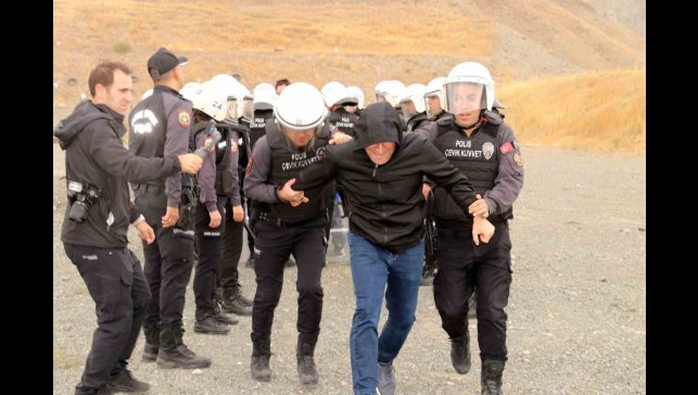 Erzincan'da çevik kuvvetten gerçeğini aratmayan tatbikat