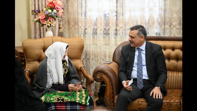 Vali Çiftçi 95 yaşındaki Şahteret nineyi evinde ziyaret etti