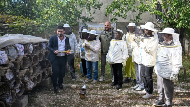 Van'a gelen 50 kişilik turist kafilesi bal hasadı yaptı
